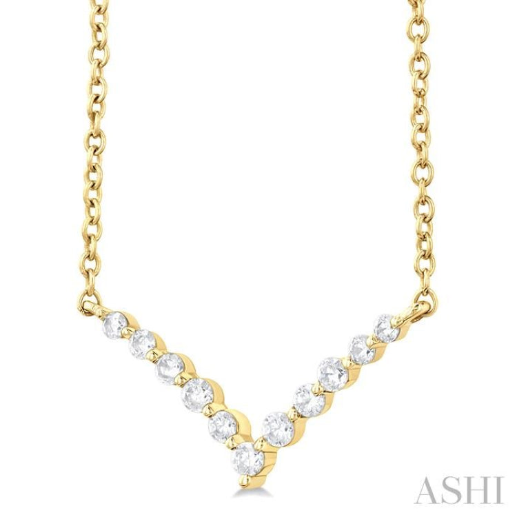 1/8 Ctw Chevron Round Cut Petite Diamond Necklace in 10K Yellow Gold