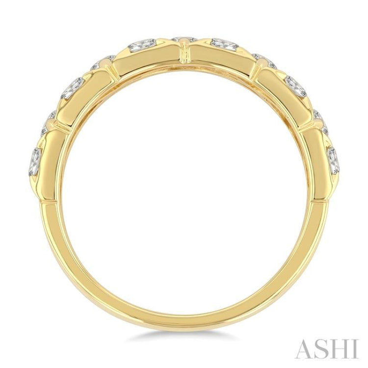 7/8 Ctw Triangle Pattern Round Cut Diamond Half Eternity Fashion Band in 14K Yellow Gold