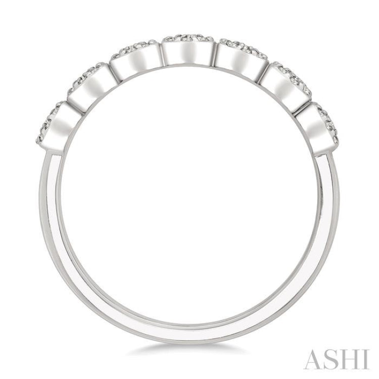 1/4 Ctw Circular Mount Round Cut Diamond Cluster Fashion Band in 14K White Gold