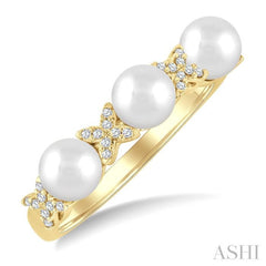 1/10 Ctw 5MM Cultured Pearl and Floral Round Cut Diamond Fashion Band in 14K Yellow Gold