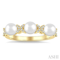 1/10 Ctw 5MM Cultured Pearl and Floral Round Cut Diamond Fashion Band in 14K Yellow Gold