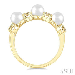 1/10 Ctw 5MM Cultured Pearl and Floral Round Cut Diamond Fashion Band in 14K Yellow Gold