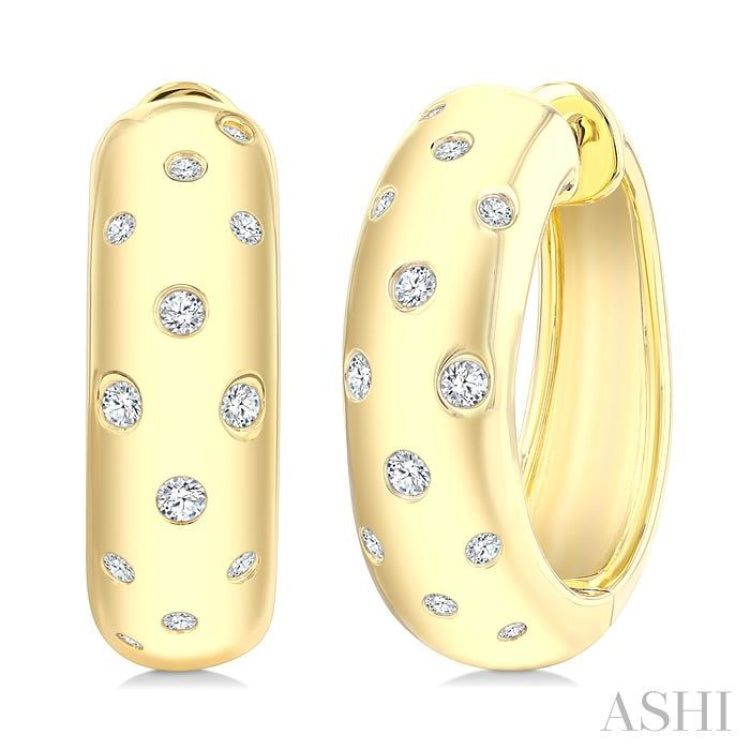 1/4 Ctw Mosaic Flush Set Round Cut Diamond Fashion Hoop Earring in 10K Yellow Gold