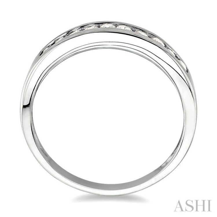 1/4 Ctw Channel Set Round Cut Diamond Band in 14K White Gold