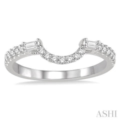 1/3 Ctw Crescent Shape Center Diamond Wedding Band in 14K White Gold