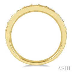 3/4 ctw Round Cut Diamond Wedding Band in 14K Yellow Gold