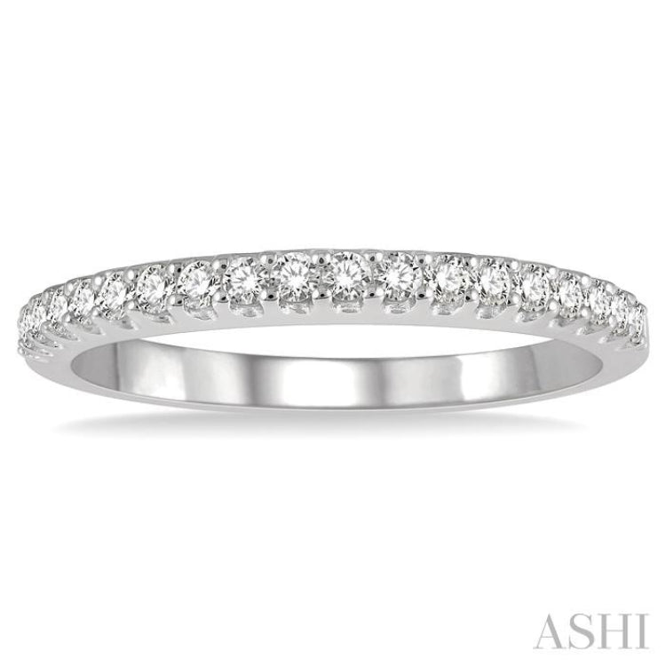 1/4 Ctw Round Cut Diamond Wedding Band in 14K White Gold