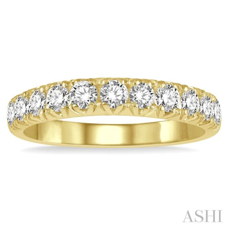 3/4 ctw 11 Stone Round Cut Diamond Wedding Band in 14K Yellow Gold